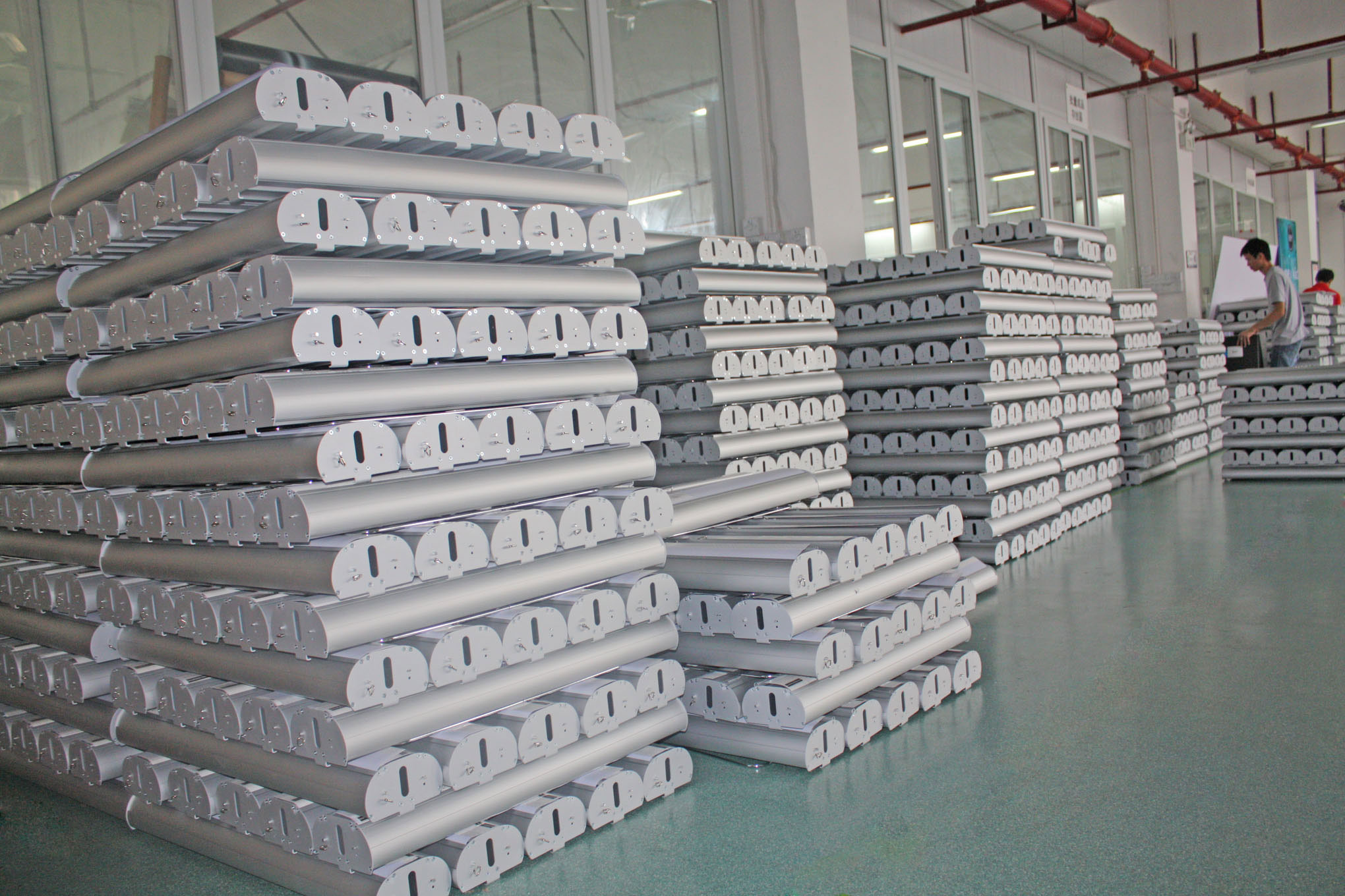 马来西亚客户两个柜的吸塑促销台和全铝易拉宝顺利出货。